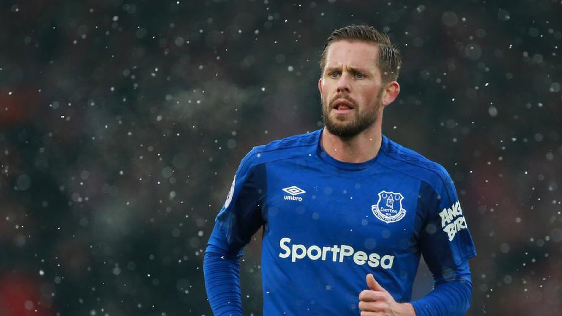 比赛中球队表现抢眼,赢得广大支持,面对这么多的困难,球队怎么能赢得比赛呢_