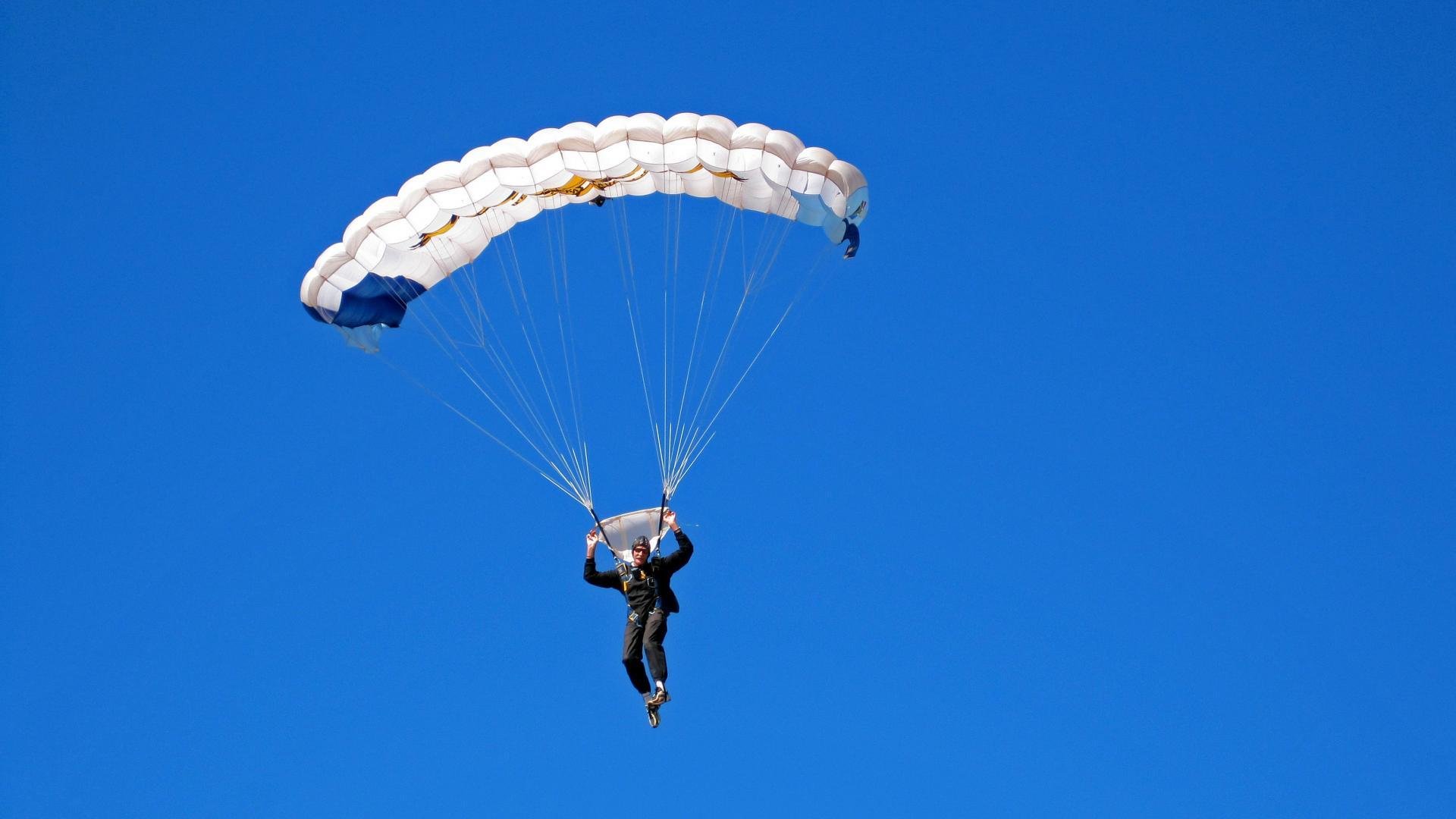 红军英勇作战,击败对手赢得胜利,英勇的红军战士粉碎了敌人的猖狂进攻